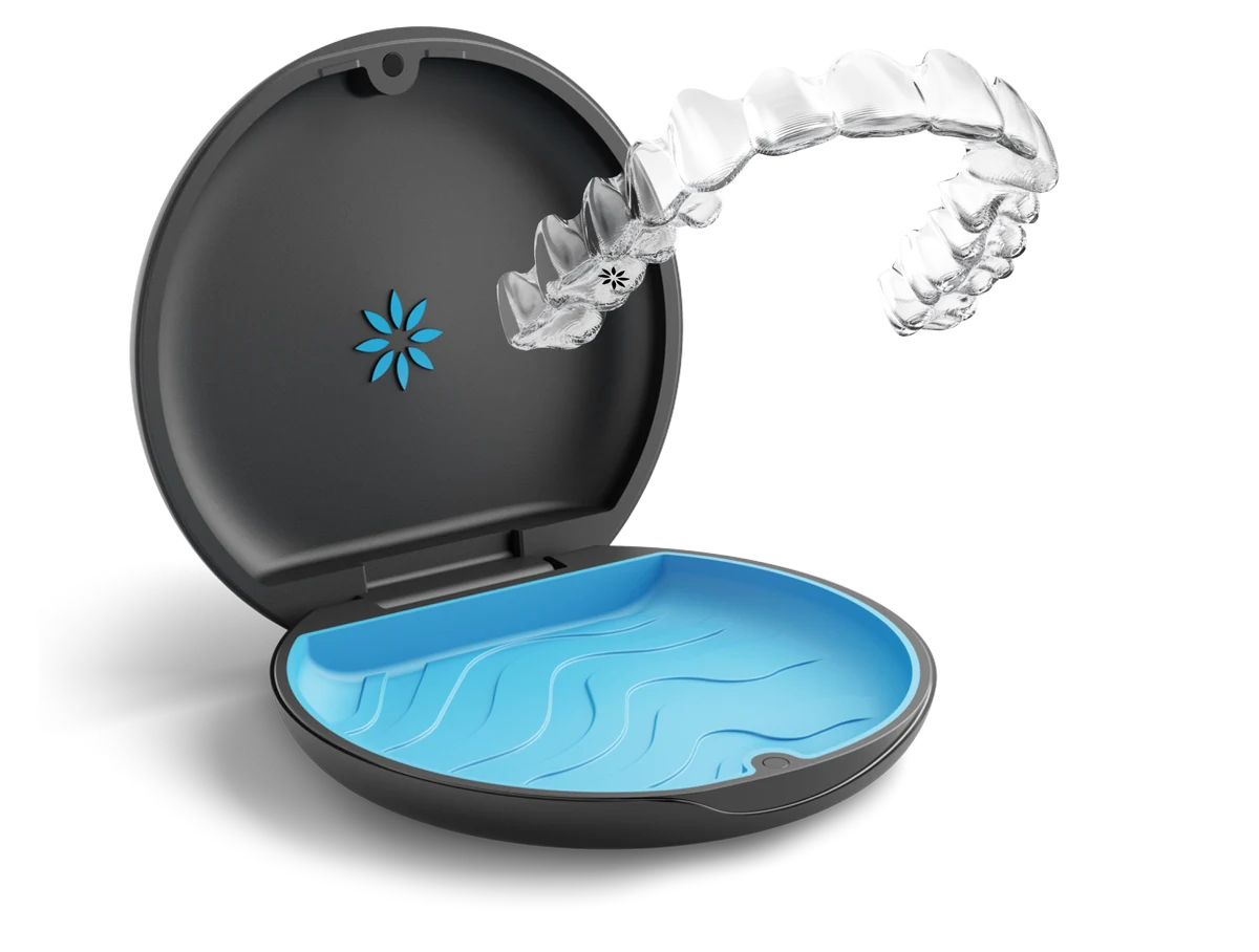 Estojo Invisalign aberto com alinhador transparente